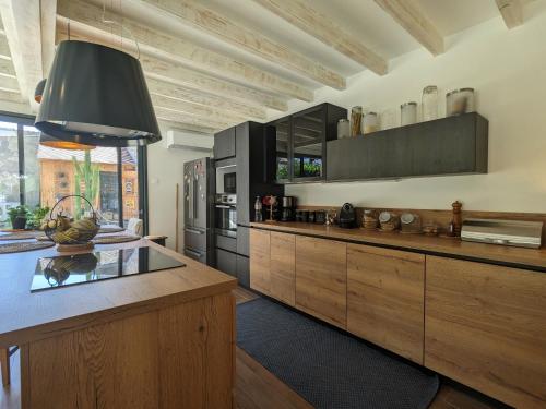 Photo de la galerie de l'établissement Résidence élégante avec piscine privée et parking en plein centre-ville de Châteauroux - FR-1-591-550, à Châteauroux