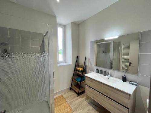 a bathroom with a sink and a shower at École rénovée avec terrasse, 3 chambres, draps, ménage et chauffage inclus - FR-1-591-344 in Paudy