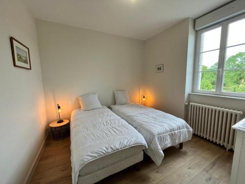 a bedroom with a bed with white sheets and a window at École rénovée avec terrasse, 3 chambres, draps, ménage et chauffage inclus - FR-1-591-344 in Paudy