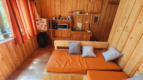 a small room with a bed in a cabin at Hospedajes Richie Eco Camp in Providencia
