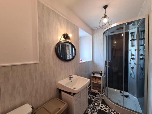 ein Bad mit einem Waschbecken und einer Dusche in der Unterkunft Gîte Verneuil-sur-Igneraie, 3 pièces, 5 personnes - FR-1-591-368 