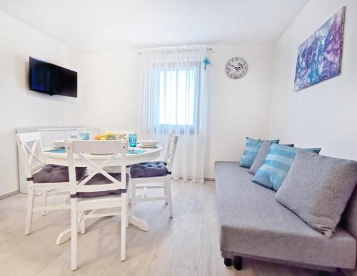 ein Wohnzimmer mit einem Tisch und einem Sofa in der Unterkunft Apartments with a parking space Gornji Picudo, Umag - 22354 in Umag