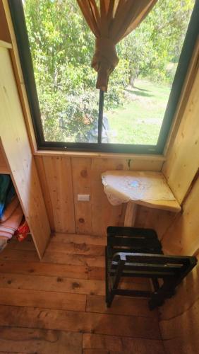 a room with a window and a bench in a cabin at Hospedajes Richie Eco Camp in Providencia