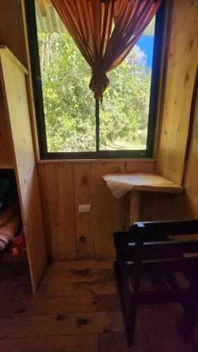 a small room with a window in a cabin at Hospedajes Richie Eco Camp in Providencia