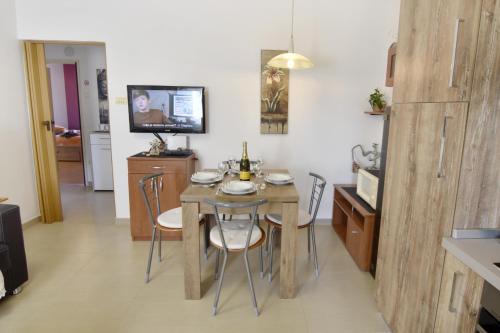 Apartments with WiFi Umag - 22377