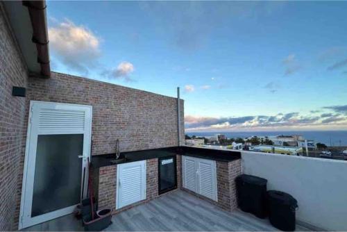 uma varanda com uma porta e um edifício de tijolos em Luxury penthouse em Santa Cruz de Tenerife