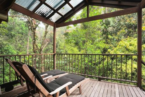 Un balcón o terraza en Kuranda Rainforest Chalet
