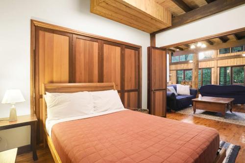 Una cama o camas en una habitación de Kuranda Rainforest Chalet