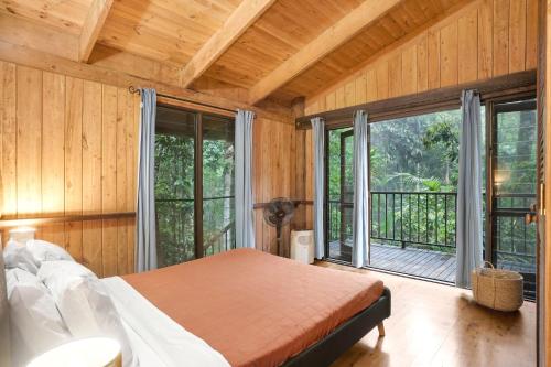 Postel nebo postele na pokoji v ubytování Kuranda Rainforest Chalet