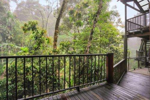Un balcón o terraza en Kuranda Rainforest Chalet