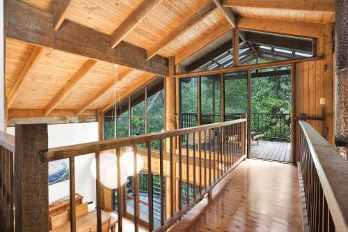 Un balcón o terraza en Kuranda Rainforest Chalet