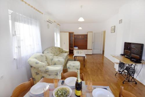 Apartments with WiFi Umag - 22353