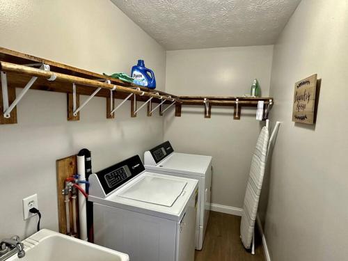lavadero con lavadora y fregadero en Charming Spacious Get Away, en Shelbyville