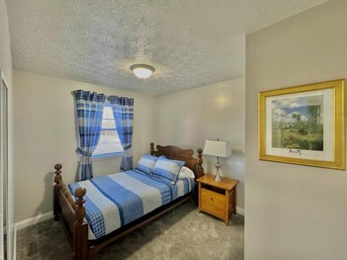 un dormitorio con una cama y una ventana en Charming Spacious Get Away, en Shelbyville