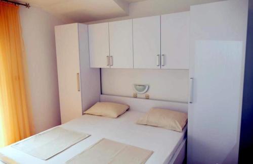 Apartments by the sea Supetarska Draga - Donja, Rab - 22365