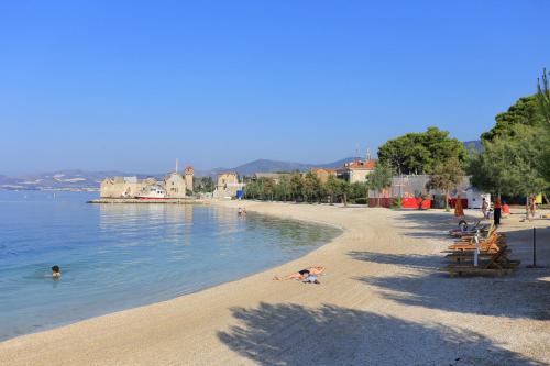 Apartments by the sea Kastel Gomilica, Kastela - 22370