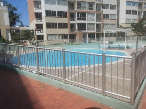 una vista de una piscina detrás de una valla en Apartamento, en las mejores zonas de Barranquilla, en Barranquilla