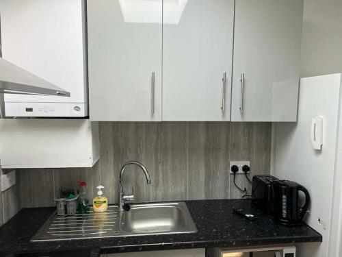 Una cocina o zona de cocina en Modern Studio flat with free parking