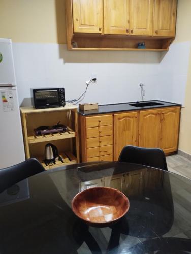 eine Küche mit einem Tisch und einer Schüssel darauf in der Unterkunft Departamento en Posadas in Posadas
