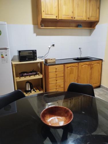 una cocina con una mesa con un tazón. en Departamento en Posadas, en Posadas
