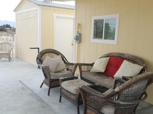 Ruang duduk di Sun Cabin #1 Pahrump