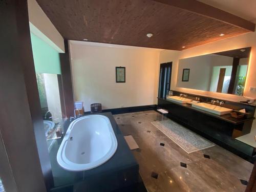 Ένα μπάνιο στο Bintang Bali Villa