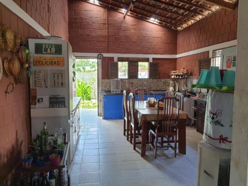 eine Küche und ein Esszimmer mit einem Tisch und einem Kühlschrank in der Unterkunft Casa em Ponto de Lucena in Lucena