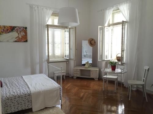 Schlafzimmer mit einem Bett, einem Tisch und Stühlen in der Unterkunft Villa Peppina Apartment in Lovran
