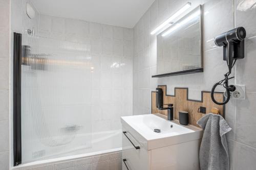 y baño con ducha y lavabo blanco. en Le Cookie - 4 pers' - 2 lits - Gare 50m - Parking, en Woippy