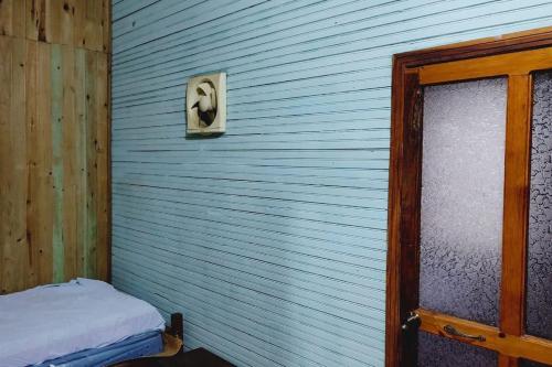 a room with a blue wall with a window at Perla del rio tulian in Omoa