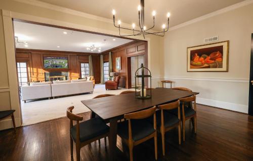 a dining room and living room with a table and chairs at Wood Manor Guest House in Tuscaloosa