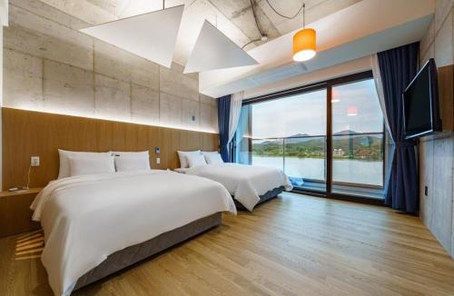 Postel nebo postele na pokoji v ubytování The Line Hotel