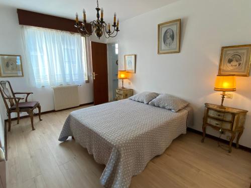 une chambre avec un lit, une table et des chaises dans l'établissement Appartement T3 avec balcon aux Sables-d'Olonne - FR-1-92-803, à Les Sables-dʼOlonne