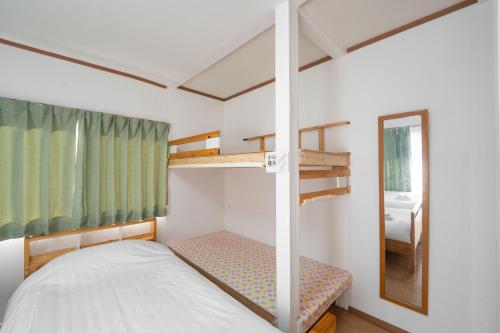 東京にあるTokyo /Quiet area/Wi-Fi/Multi-person occupancy.のベッドルーム1室(二段ベッド2台、鏡付)