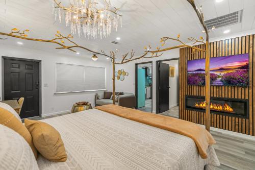 1 dormitorio con 1 cama grande y chimenea en Candlewick Inn and Suites, en Eureka Springs