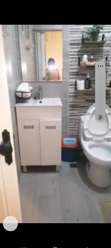 ein Badezimmer mit einem weißen WC und einem Waschbecken in der Unterkunft Sandy Airbnb in La Caleta