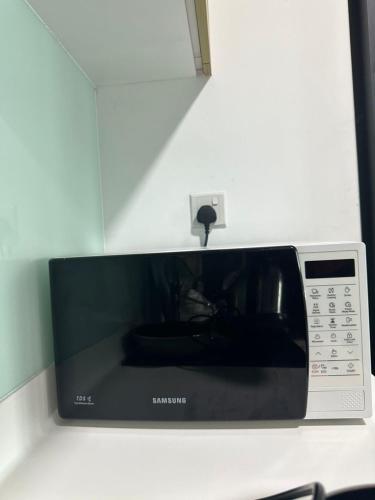 a microwave oven sitting on a kitchen counter at Meridin Bayvue Sea View Homestay by JP in Masai