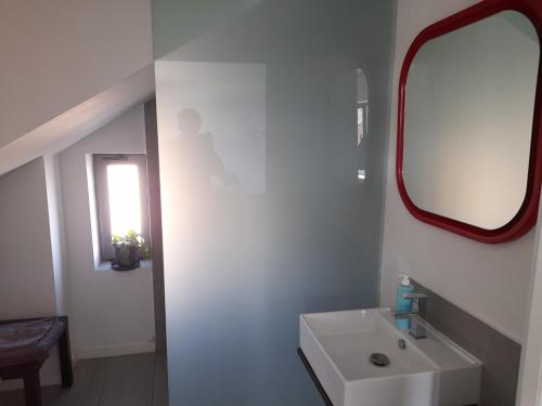 a white bathroom with a sink and a mirror at TOLETUM low cost LOFTS diáfanos o 2dormitorios PARKING Municipal Gratis al aire libre a 100m in Toledo