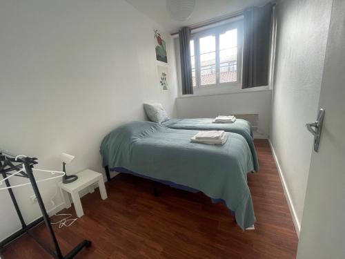 a small bedroom with a bed and a window at Saint François in Bordeaux