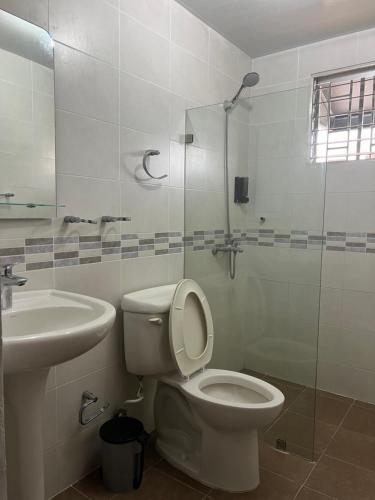 a bathroom with a toilet and a sink and a shower at Arcus hospedaje in Juan López