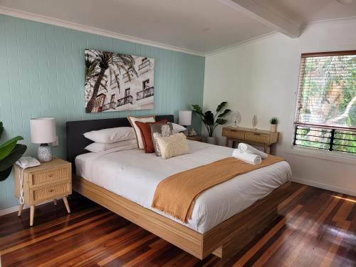Un dormitorio con una cama grande y una ventana en South Pacific Resort & Spa Noosa en Noosaville