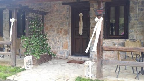 Taman di luar Menalia Villas & Suites ΚΤΗΜΑ ΚΟΥΜΠΟΥΡΗ