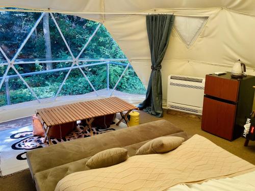 K`s CAMP Izukougen Glamping K`ｓCAMP 伊豆高原グランピングにあるキッチンまたは簡易キッチン