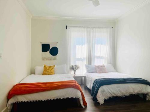 Postel nebo postele na pokoji v ubytování Chic Crosstown Bungalow with large fenced backyard