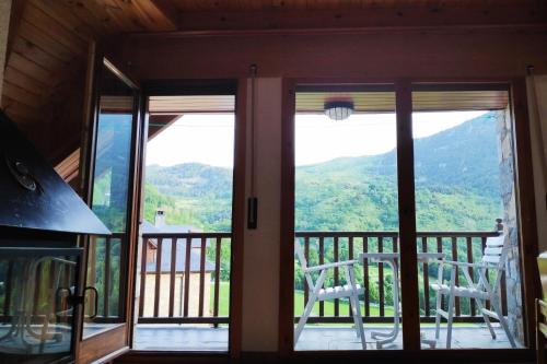 a screened in porch with a view of a mountain at Dúplex con terraza y vistas panorámicas en Taüll in Taull