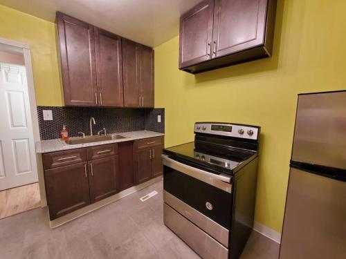 Køkken eller tekøkken på Comfortable getaway Single bedroom full apartment