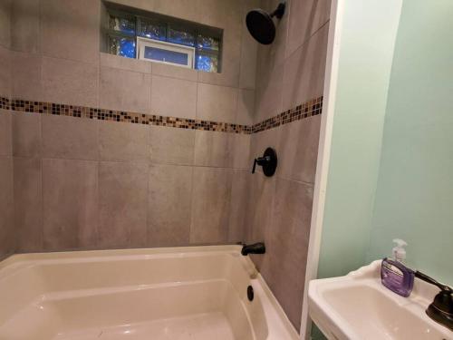 Et badeværelse på Comfortable getaway Single bedroom full apartment