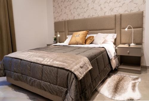 une chambre avec un grand lit avec une grande tête de lit dans l'établissement Incantonapoli, à Naples