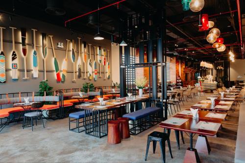- un restaurant avec des tables et des chaises dans une salle dans l'établissement Em Oi Boutique Hotel, à Nha Trang
