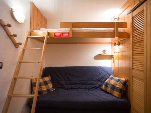 Etagenbett mit blauem Bett in einem Zimmer in der Unterkunft Studio Les Arcs 1800, 1 pièce, 5 personnes - FR-1-346-436 in Arc 1800